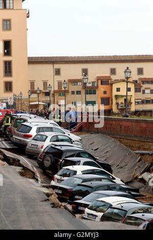 FLORENCE,un gouffre d'environ deux cents mètres de large et sept a été ouvert dans le centre de Florence sur le Lungarno Torrigiani , Banque D'Images