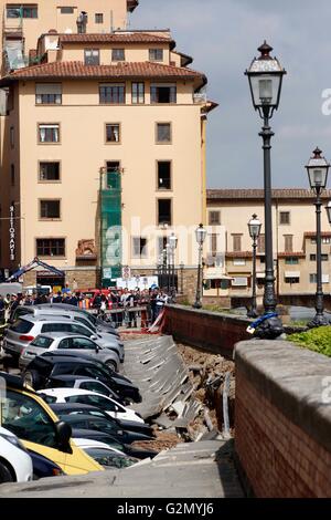 FLORENCE,un gouffre d'environ deux cents mètres de large et sept a été ouvert dans le centre de Florence sur le Lungarno Torrigiani , Banque D'Images