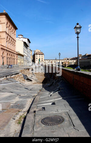 FLORENCE,un gouffre d'environ deux cents mètres de large et sept a été ouvert dans le centre de Florence sur le Lungarno Torrigiani , Banque D'Images