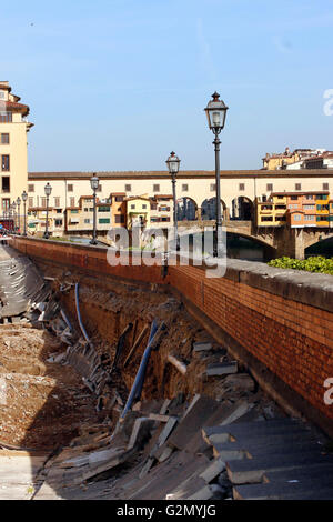 FLORENCE,un gouffre d'environ deux cents mètres de large et sept a été ouvert dans le centre de Florence sur le Lungarno Torrigiani , Banque D'Images