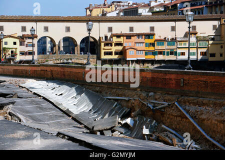 FLORENCE,un gouffre d'environ deux cents mètres de large et sept a été ouvert dans le centre de Florence sur le Lungarno Torrigiani , Banque D'Images