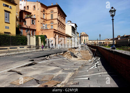 FLORENCE,un gouffre d'environ deux cents mètres de large et sept a été ouvert dans le centre de Florence sur le Lungarno Torrigiani , Banque D'Images