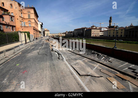 FLORENCE,un gouffre d'environ deux cents mètres de large et sept a été ouvert dans le centre de Florence sur le Lungarno Torrigiani , Banque D'Images