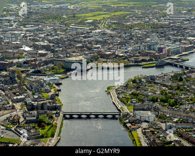 Vue aérienne de la rivière Shannon, Limerick, s'écoule à travers le comté de Clare, Limerick, Limerick, Irlande, Europe, rivière Shannon Banque D'Images