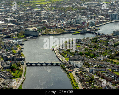 Vue aérienne de la rivière Shannon, Limerick, s'écoule à travers le comté de Clare, Limerick, Limerick, Irlande, Europe, rivière Shannon Banque D'Images