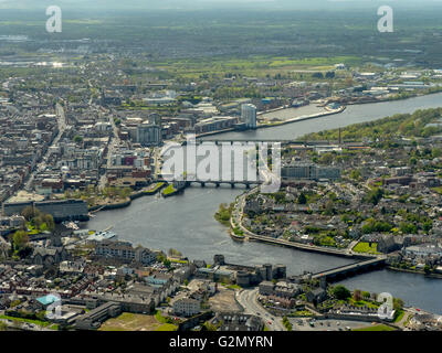 Vue aérienne de la rivière Shannon, Limerick, s'écoule à travers le comté de Clare, Limerick, Limerick, Irlande, Europe, rivière Shannon Banque D'Images