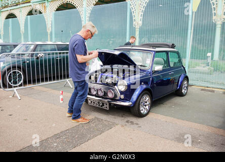 ROVER MINI COOPER SPORT 2000 sur Madeira Drive après avoir terminé la course 2016 London-Brighton Mini Banque D'Images