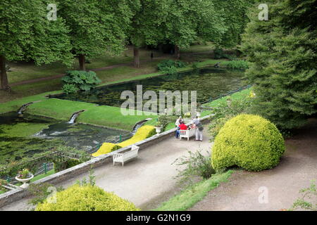 Vue sur jardins italiens au Château de St Fagans Welsh National History Museum Cardiff Banque D'Images