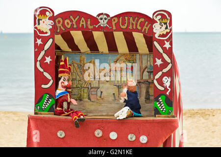 Punch et Judy Show buvette sur la plage de Bournemouth, Alum Chine en mai Banque D'Images