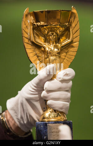 Londres, Royaume-Uni. 1 juin 2016. La réplique de la Coupe Jules Rimet. Appuyez sur aperçu de Pele - La collection, d'une vente dirigée par Julien's Auctions at Mall Galleries. Faits saillants : Pele's trophée Jules Rimet ; 1958, 1962 et 1970 médailles en Coupe du monde ; Santos FC jeu chandails portés et bottes ; prix reçus en jouant avec Santos FC ; sa 1977 New York Cosmos NASL championship ring ; Joueuse FIFA de la Century Award ; L'Equipe Athlète du siècle ; Prix 2007 Prix du président de la FIFA et la torche utilisée par Pele lorsqu'il était dans le relais de la flamme des Jeux Olympiques d'été 2004. Banque D'Images