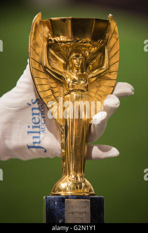 Londres, Royaume-Uni. 1 juin 2016. La réplique de la Coupe Jules Rimet. Appuyez sur aperçu de Pele - La collection, d'une vente dirigée par Julien's Auctions at Mall Galleries. Faits saillants : Pele's trophée Jules Rimet ; 1958, 1962 et 1970 médailles en Coupe du monde ; Santos FC jeu chandails portés et bottes ; prix reçus en jouant avec Santos FC ; sa 1977 New York Cosmos NASL championship ring ; Joueuse FIFA de la Century Award ; L'Equipe Athlète du siècle ; Prix 2007 Prix du président de la FIFA et la torche utilisée par Pele lorsqu'il était dans le relais de la flamme des Jeux Olympiques d'été 2004. Banque D'Images