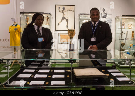 Londres, Royaume-Uni. 1 juin 2016. Les gardes de sécurité avec la réplique de la Coupe Jules Rimet. Appuyez sur aperçu de Pele - La collection, d'une vente dirigée par Julien's Auctions at Mall Galleries. Faits saillants : Pele's trophée Jules Rimet ; 1958, 1962 et 1970 médailles en Coupe du monde ; Santos FC jeu chandails portés et bottes ; prix reçus en jouant avec Santos FC ; sa 1977 New York Cosmos NASL championship ring ; Joueuse FIFA de la Century Award ; L'Equipe Athlète du siècle ; Prix 2007 Prix du président de la FIFA et la torche utilisée par Pele lorsqu'il était dans le relais de la flamme des Jeux Olympiques d'été 2004. Banque D'Images