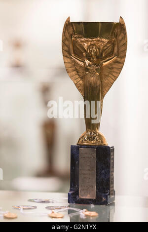 Londres, Royaume-Uni. 1 juin 2016. La réplique de la Coupe Jules Rimet. Appuyez sur aperçu de Pele - La collection, d'une vente dirigée par Julien's Auctions at Mall Galleries. Faits saillants : Pele's trophée Jules Rimet ; 1958, 1962 et 1970 médailles en Coupe du monde ; Santos FC jeu chandails portés et bottes ; prix reçus en jouant avec Santos FC ; sa 1977 New York Cosmos NASL championship ring ; Joueuse FIFA de la Century Award ; L'Equipe Athlète du siècle ; Prix 2007 Prix du président de la FIFA et la torche utilisée par Pele lorsqu'il était dans le relais de la flamme des Jeux Olympiques d'été 2004. Banque D'Images