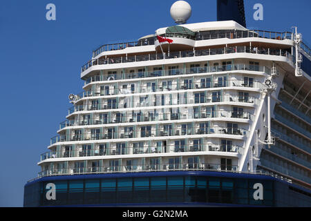 La réflexion de célébrité bateau de croisière amarré dans le port de Mykonos Banque D'Images