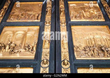 Baptistère de Florence, est en bronze des portes, des portes du Paradis, de Lorenzo Ghiberti, Piazza del Duomo, Florence, Italie Banque D'Images