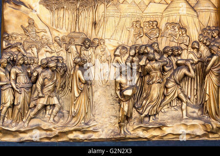 Florence baptistère, Chute de Jéricho, à l'Est du panneau de bronze des portes, des portes du Paradis, de Lorenzo Ghiberti, Florence, Italie Banque D'Images