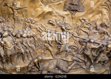 Baptistère de Florence, David et Goliath, panneau de bronze à l'Est des portes, des portes du Paradis, de Lorenzo Ghiberti, Florence, Italie Banque D'Images