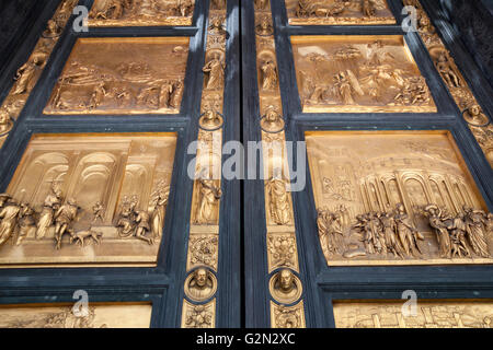 Baptistère de Florence, est en bronze des portes, des portes du Paradis, de Lorenzo Ghiberti, Piazza del Duomo, Florence, Italie Banque D'Images