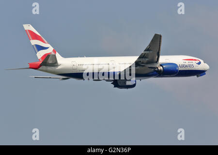 British Airways Boeing 767-200ER G-YMMK au départ de l'aéroport Heathrow de Londres, UK Banque D'Images