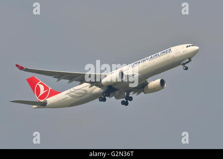 Turkish Airlines Airbus A330-300 TC-JNN, au départ de l'aéroport Heathrow de Londres, UK Banque D'Images