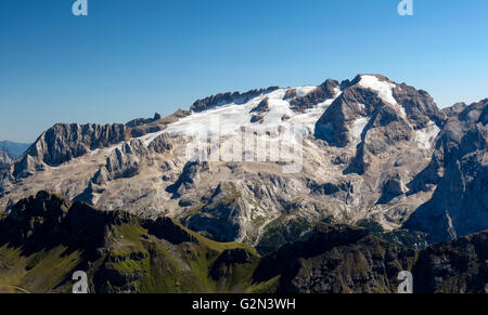 Le groupe de montagne Marmolada. Pic de Punta Penia et glaciers du côté nord. Les Dolomites. Alpes italiennes. Europe. Banque D'Images