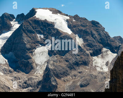 Pic de Punta Penia. Le groupe de montagne Marmolada. Côté nord avec retraitement glacierréchauffement climatique sur les Dolomites. Alpes italiennes. Europe. Banque D'Images