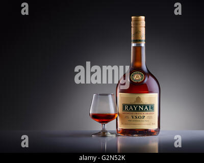 Photos de l'étude de la bouteille avec un verre de brandy Raynal. Banque D'Images