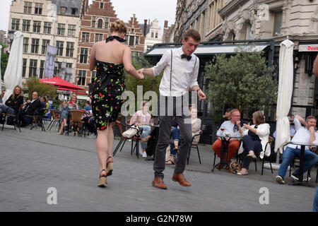 Couple dansant dans la rue, Anvers Belgique Banque D'Images