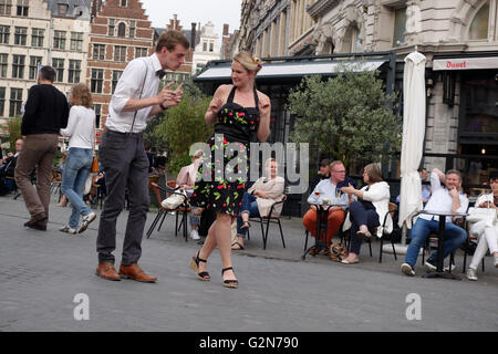 Couple dansant dans la rue, Anvers Belgique Banque D'Images