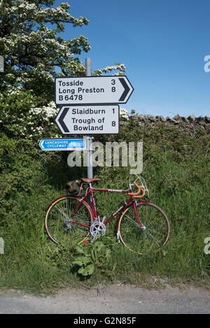 Vintage à vélo sur les pistes cyclables de Lancashire Banque D'Images