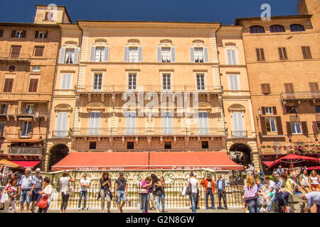 "Il Campo", une cité médiévale Piazza à Sienne, Toscane, Italie Banque D'Images