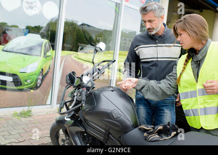 Dame la préparation de leçon de moto Banque D'Images