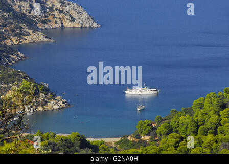 Vagionia côte et plage à proximité de l'ancien sanctuaire de Poséidon à Spetses Island dans le golfe Saronique, près de Piraeus, GRÈCE Banque D'Images