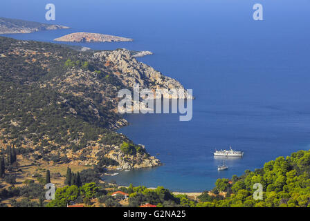 Vagionia côte et plage à proximité de l'ancien sanctuaire de Poséidon à Spetses Island dans le golfe Saronique, près de Piraeus, GRÈCE Banque D'Images