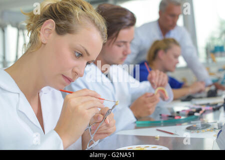 Travailleur de laboratoire femelle dent fausse peinture Banque D'Images