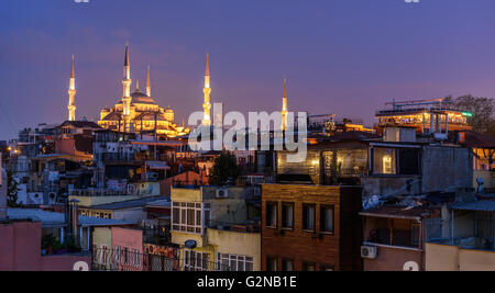 La Mosquée Fatih est une mosquée impériale ottomane situé dans le district de Fatih, d'Istanbul, Turquie. Banque D'Images