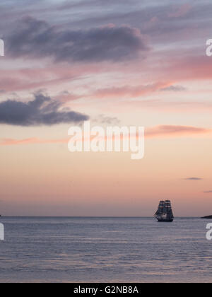 Coucher du soleil comme le grand voilier Morgenster quitte le des Orcades entre Eynhallow et continentale. Banque D'Images