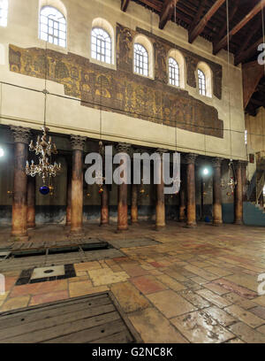 Bethléem, ISRAËL - 19 février 2013 : Pèlerins priant à l'intérieur de Église de la Nativité Banque D'Images