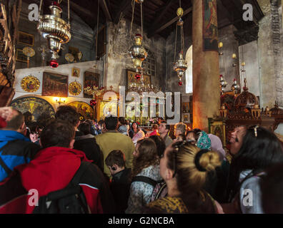 Bethléem, ISRAËL - 19 février 2013 : Pèlerins priant à l'intérieur de Église de la Nativité Banque D'Images