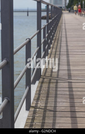 Passerelle en bois sur la rivière en été 24 Banque D'Images