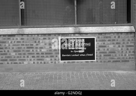 Pas de signe pour dormir dans le parking d'une maison à Brean, Somerset. Mai 2016 Banque D'Images