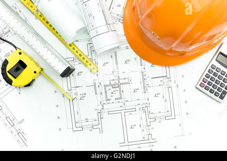 Les plans de construction avec casque et outils de mesure sur les bleus Banque D'Images