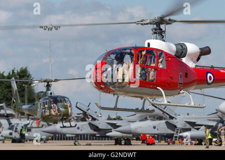 L'ancien Royal Air Force aérospatiale SA-341D hélicoptère Gazelle G-CBSK au RAF Waddington meeting aérien. Banque D'Images