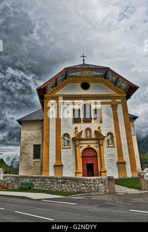 La belle église de Saint Nicolas de Veroce dans les alpes françaises Banque D'Images