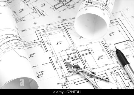 Fond architectural avec rouleaux de dessins techniques et outils de travail Banque D'Images