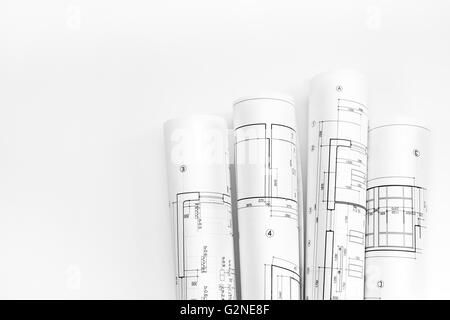 Bande de rolled up building plans et dessins techniques Banque D'Images
