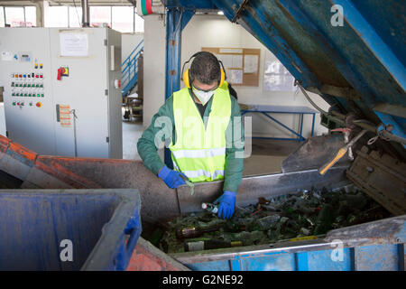 Sofia, Bulgarie - 26 mai 2016 : déchets de verre bouteilles en verre de recyclage est travailleur dans une usine de recyclage. L'emballage en verre différents Banque D'Images