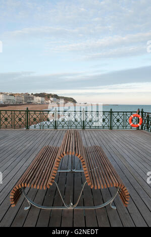 1er mai 2016. HASTINGS, East Sussex, UK. Un banc sur Hastings pier peu après sa réouverture. Il a été détruit par un incendie en 2010. Banque D'Images