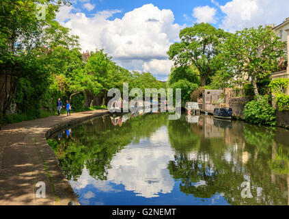 Londres, Royaume-Uni - Mai 23, 2017 - Les gens qui marchent sur le chemin de halage de Regent's Canal Banque D'Images