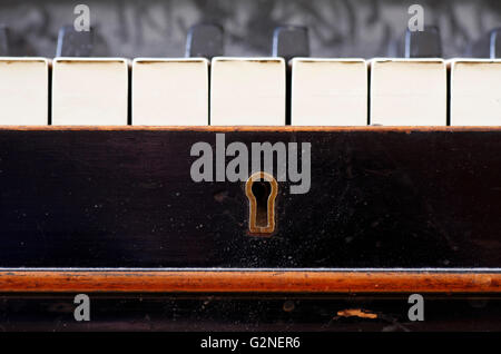 Vieux piano keys close up avec keyhole Banque D'Images
